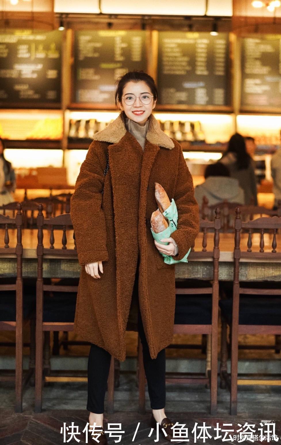 大衣|风衣已不兴了,今冬流行的“羊羔绒大衣”,瞧三木这样穿美极了