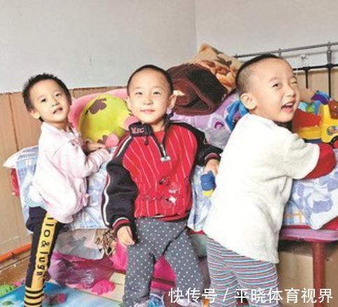 农村|三胞胎兄弟回农村,一起“合谋”杀鸡不松手,气坏爷爷笑翻了妈妈