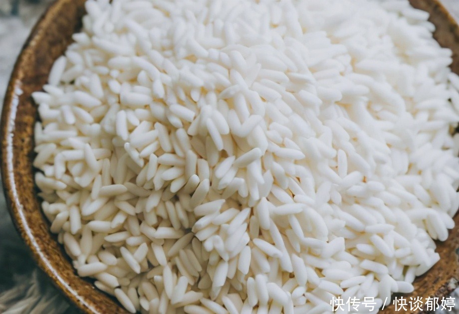 2个紫薯1碗牛奶，上锅蒸一蒸，软糯香甜而不腻，早餐吃还耐饿