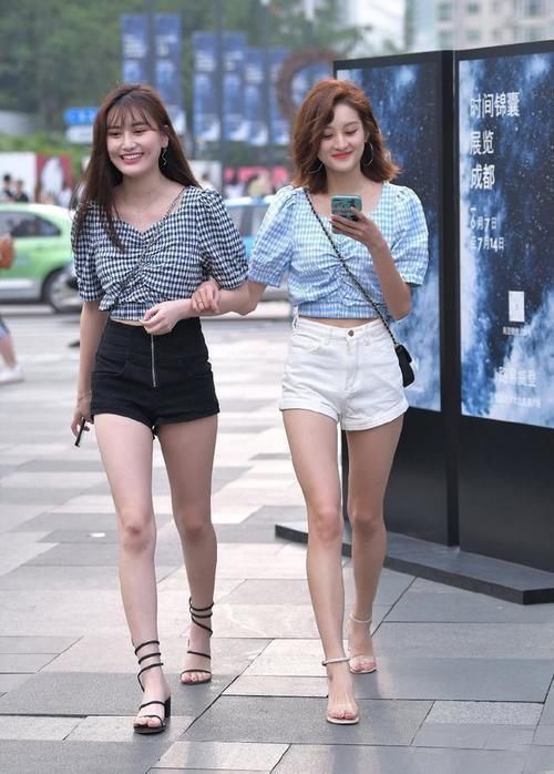 熙熙攘攘皆为时尚而来,闺蜜姐妹穿搭同款不同色,尽显不同的美感