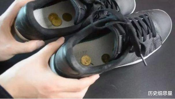 将“此物”撒在鞋子里，不管多臭的鞋，便能轻松消除