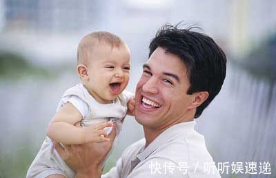 迫切希望|爸爸陪双胞胎睡觉,看到这三人的睡姿,网友直呼:亲生的错不了