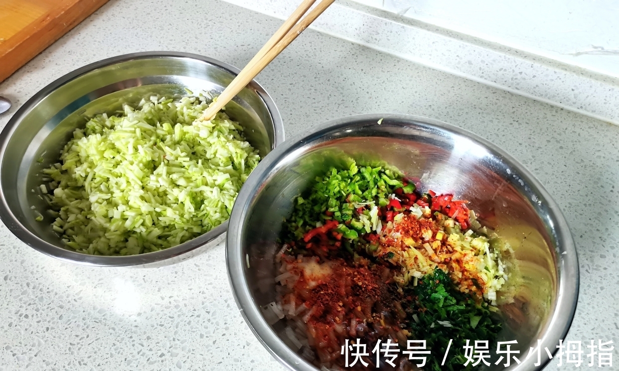 包子|夏天我家少不了这个馅料的包子,鲜嫩多汁,味道太香了