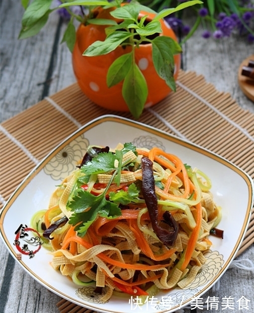 这几样食材搭配,简单又营养,焯一焯拌一拌即可,清理肠道垃圾