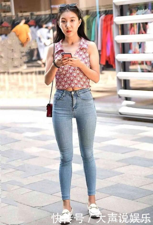 白鞋|今年火了一种新穿法,“牛仔裤+小白鞋”,40岁女性也争着穿!