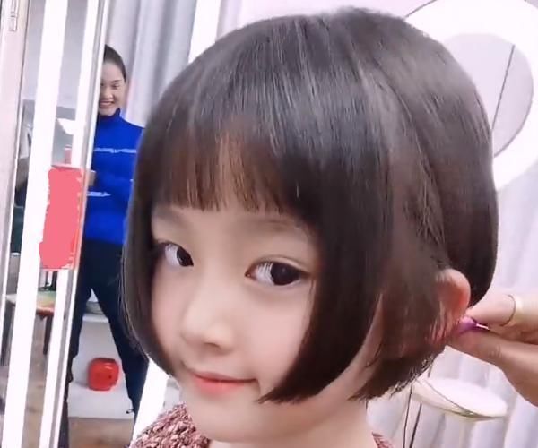小女孩|小女孩剪了款超短发后,居然可爱到让人另眼相看,女生:实在可惜