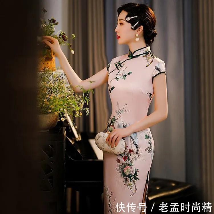 穿搭|甜美浪漫粉色旗袍,柔情满满,夏季穿搭会把整个人描摹的可爱极了