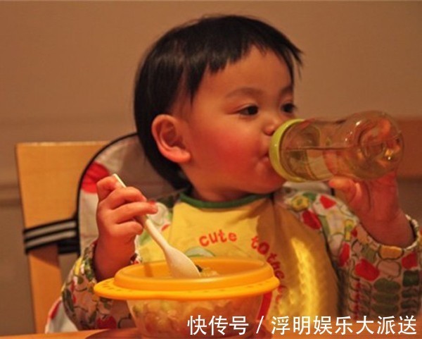 一日三餐|劝告宁可孩子渴着,3个时间也不要给娃喝水,容易积食不长个