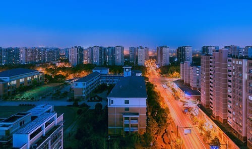 顶楼|一楼带“院子”顶楼带“阁楼”，选择哪个更好？建筑学家给出答案