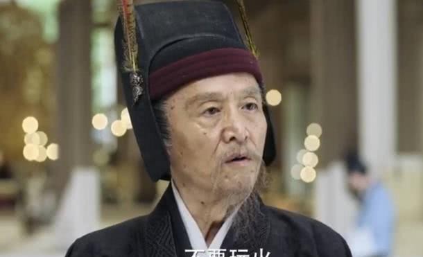 曹操|曹操的五大谋士中,为何只有贾诩笑到最后?易中天:做人有大智慧