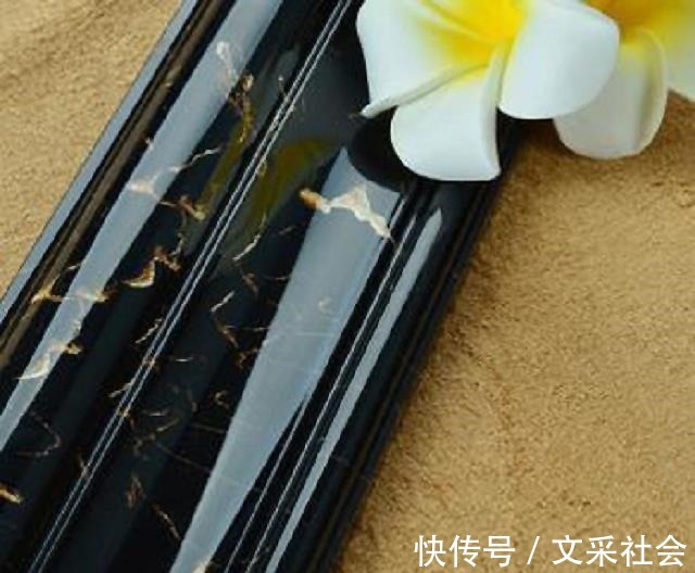 踢脚线|踢脚线安装时用钉子钉还是胶水粘？看看你家装的对不对