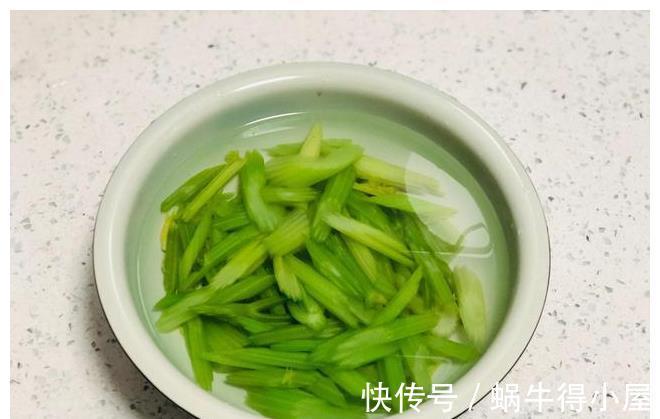 黄瓜|芹菜拌花生怎么做才好吃?掌握几个小技巧,清脆爽口,颜色不发黑