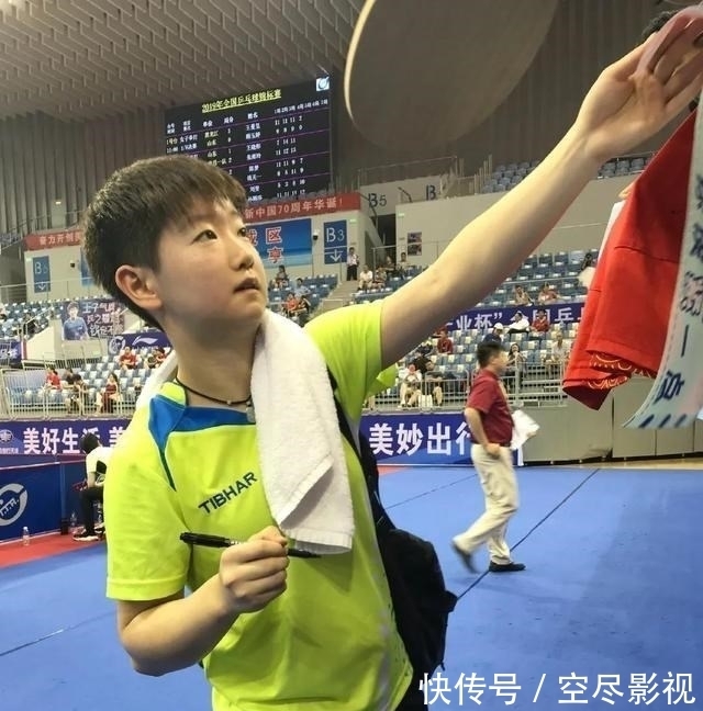 莎莎|恭喜！孙颖莎获得双丰收：收获世界杯冠军，同时主管教练公开了！