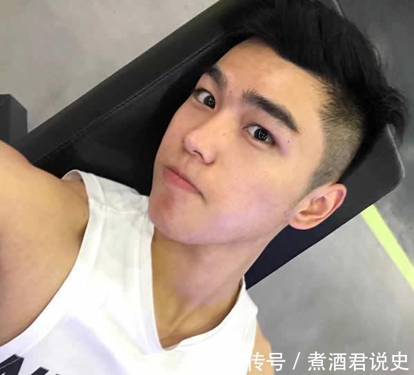 五官|健身的男生果然有气质，五官清秀中带着一抹俊俏，连笑都这么阳光！