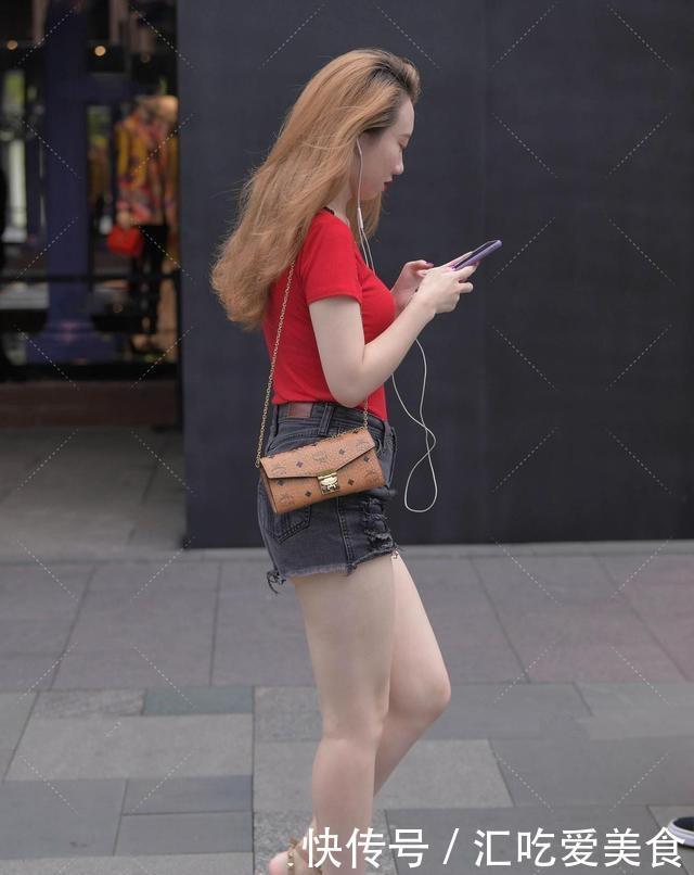 违和感|瑜伽裤承载时尚美女的气质,丝毫没有违和感,超有气质
