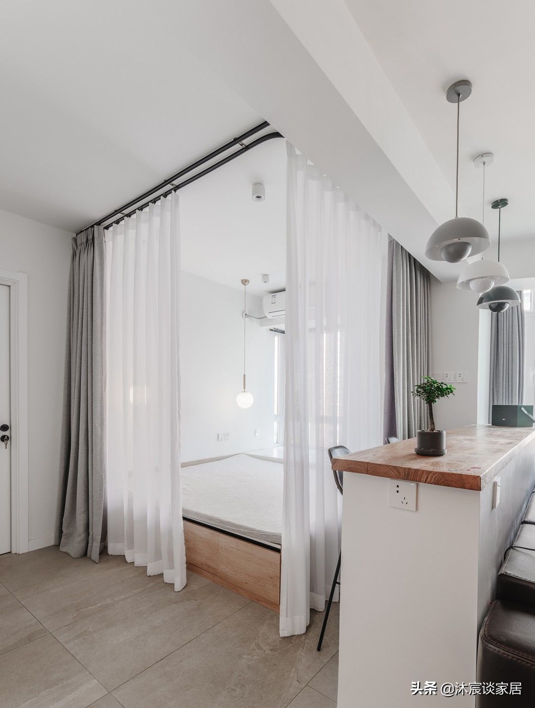 卧室|她家看着平淡，但简洁清爽，用窗帘隔出一间卧室，温馨且幸福