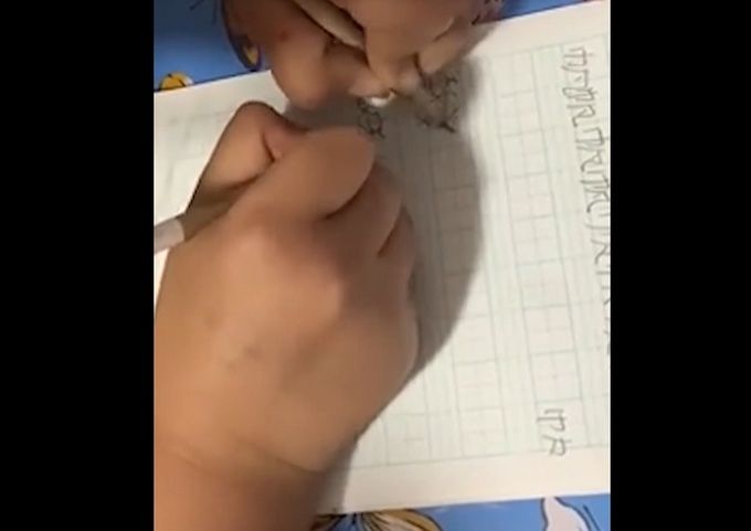 作业|7岁女孩双手同时写字，字迹工整没有刻意训练，网友：这下不怕作业多了