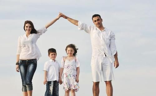 女儿|5岁女儿上完美术辅导班后,回家画出几幅画,父母见后立马报警