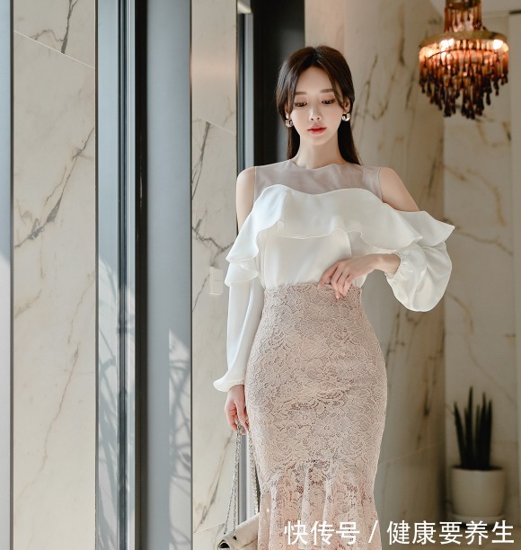 高跟鞋 法式小香风上衣搭配蕾丝鱼尾半身裙,凸显女性时尚优雅的气质!