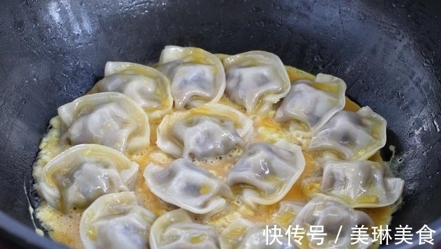 吃饺子不用水煮,加鸡蛋煎一煎,营养翻倍味道好,孩子天天点名要