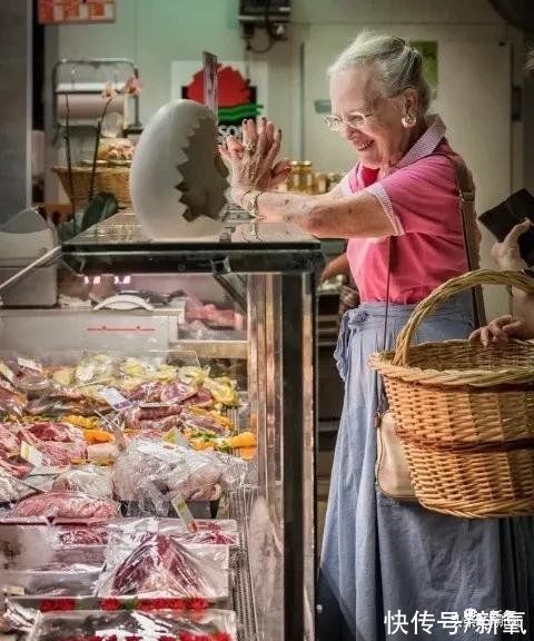 英国女王！从来没见过这么酷的女王