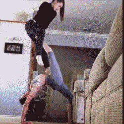 |搞笑GIF段子:妹子没毁容吧,劲没使对