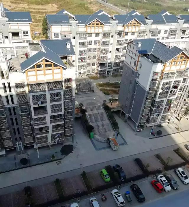 晒的衣服总有臭味，知道原因后，我在阳台撒了层小米，乐坏了