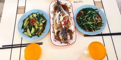 70后一家四口的午餐，朋友圈火了，朋友：这样生活其乐融融，真好