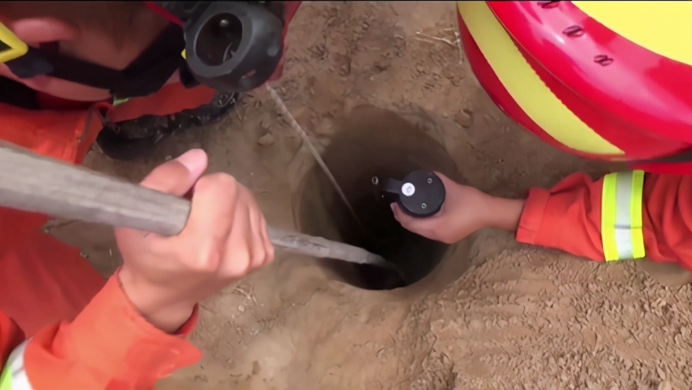 消防员们|粗心妈妈在外带娃,孩子不慎掉5米深坑,她竟毫无察觉