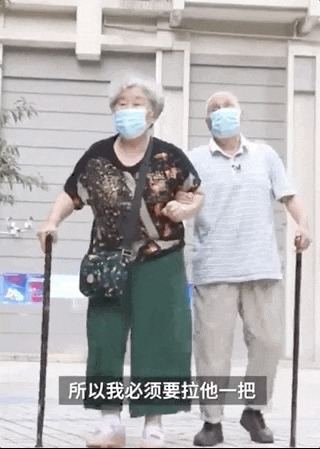 盲人爷爷牵手老伴每天打卡图书馆,我羡慕了……