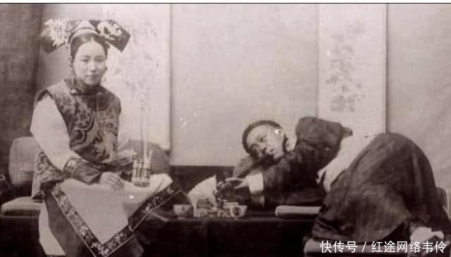 清朝|晚清罕见老照片:女子陪丈夫抽鸦片,图4清朝男子搂着一妻一妾