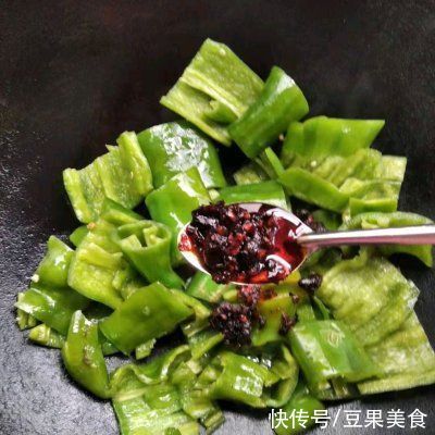 色拉油|就让这道好吃不上火的素炒青椒，温暖你这个冬天吧