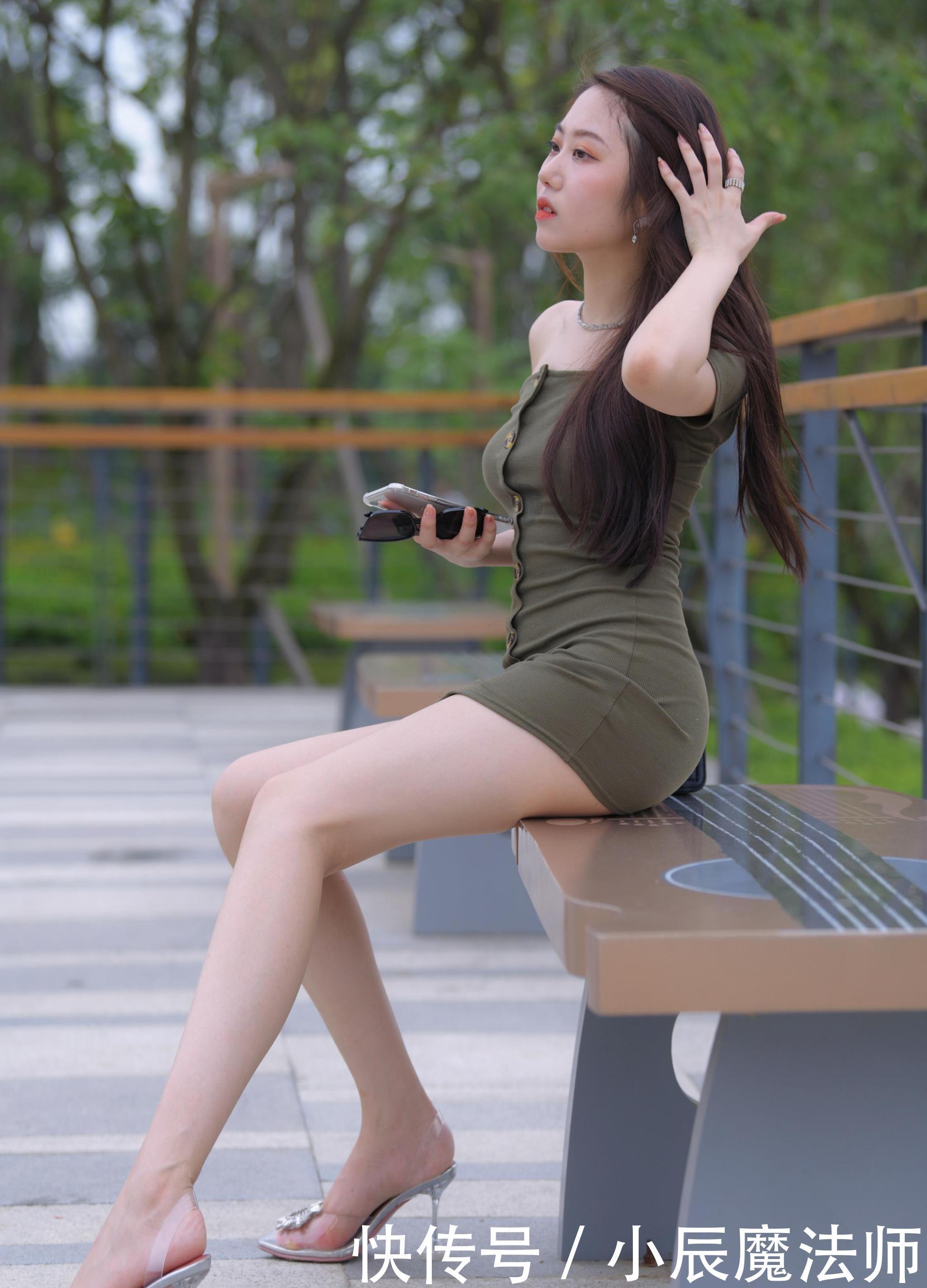 时尚街拍,紧身裙强化腿部线条,给人留下深刻的印象!