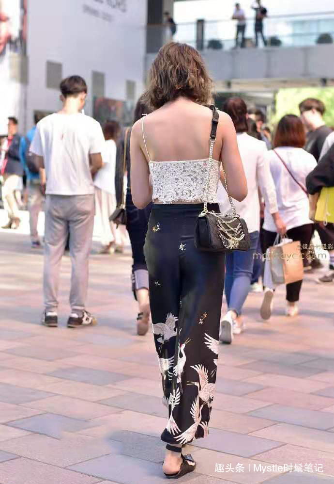 吊带 这样的穿搭特别显气质,蕾丝吊带背心+阔腿裤,有一种复古的感觉