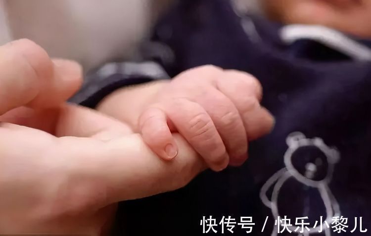 家长|宝宝出生18天学会翻身,奶奶乐得与亲友炫耀,却被儿子送回老家