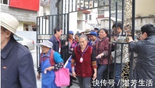 宝妈|幼儿园放学,谁来接送孩子能说明很多问题,你家是谁负责?