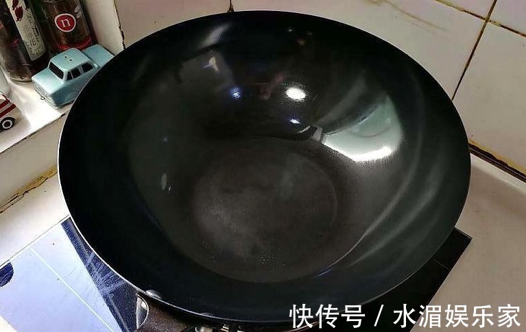 铁锅用久了，发黑还粘锅教你养锅技巧，旧锅也油光发亮，不粘锅