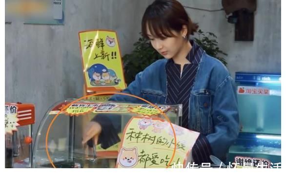 杨紫为吃烤肠打“欠条”，本以为她只带走一根，结果有点笑人