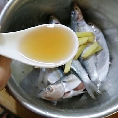 一上桌就被哄抢，这道香煎小鱼的诱惑我跪服