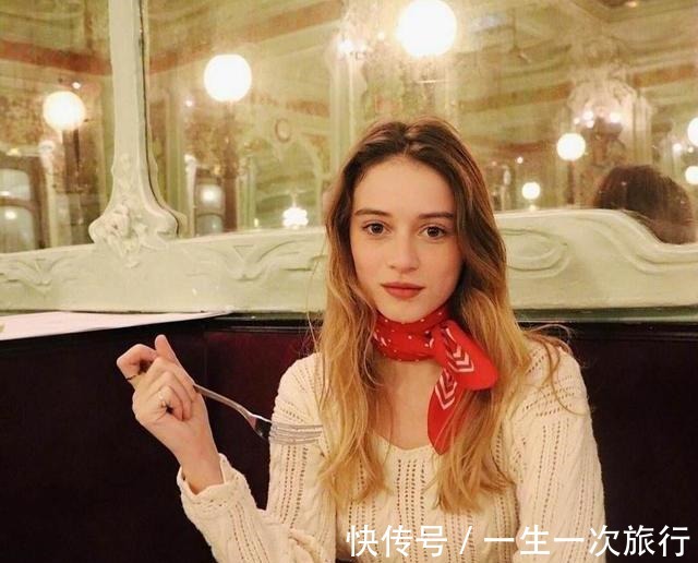 洛薇 秋天街头的“法式优雅”，我劝你这样穿，法国女人的时髦，你也有！