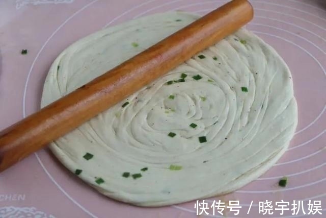 在家烙饼时，有人烫面，有人冷水，厨娘都不对，这样做才柔软
