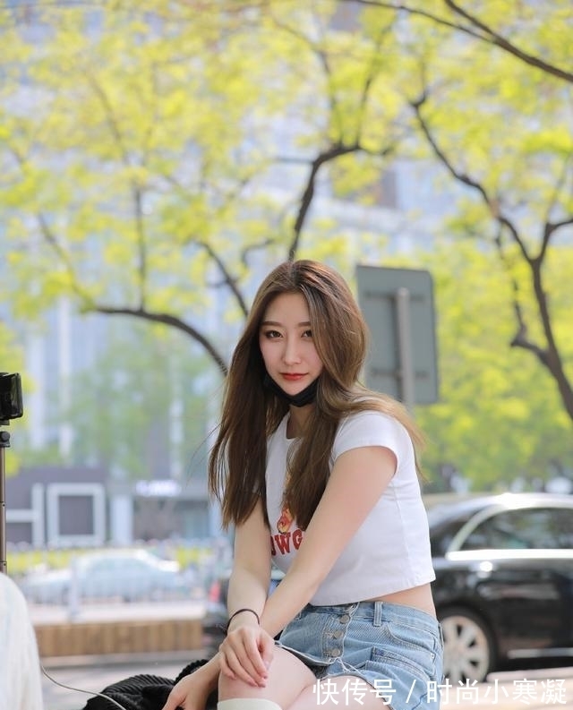 短款 日常休闲风穿搭，气质女生偏爱修身短款T恤，穿出自己想要的美