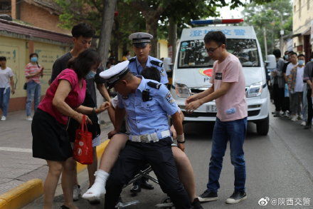 考生|交警提前排查 为骨折考生爱心送考