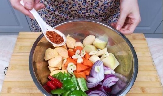 烤鱼锅|天冷了,鸡肉别炒也别炖,我家最馋这吃法,不放一滴水,越吃越香