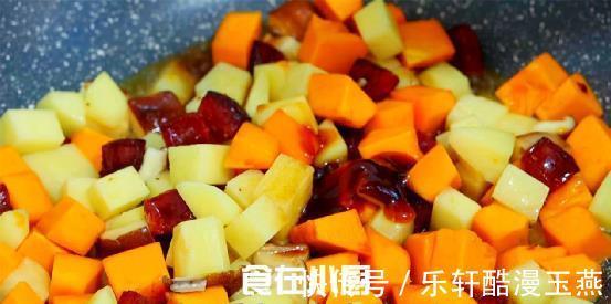 秋天多吃南瓜，和大米饭一起做，出锅大人孩子抢着吃，饭菜一锅出