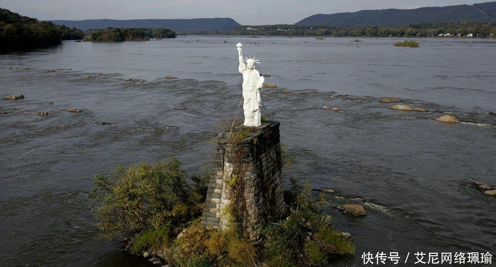 自由女神像复制品遍布世界，图5是某高撘成，法国的举着两个火炬