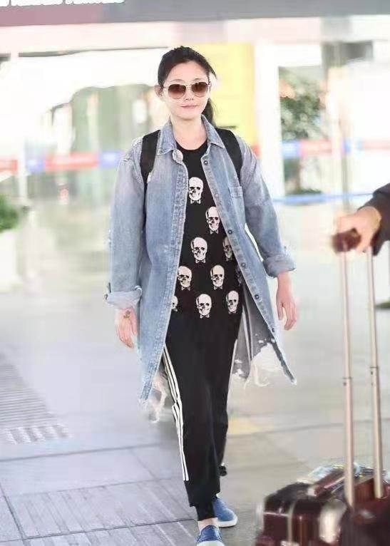 大S又美出圈了,穿着牛仔外套搭配休闲裤随性简约,难掩高级感!