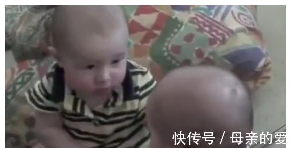 妈妈|宝宝看见镜子,因为好奇接下来的宝宝反应,宝妈被逗得哭笑不得