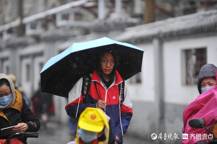 迎着风冒着雪走进学校，开学首日遇上风雪天