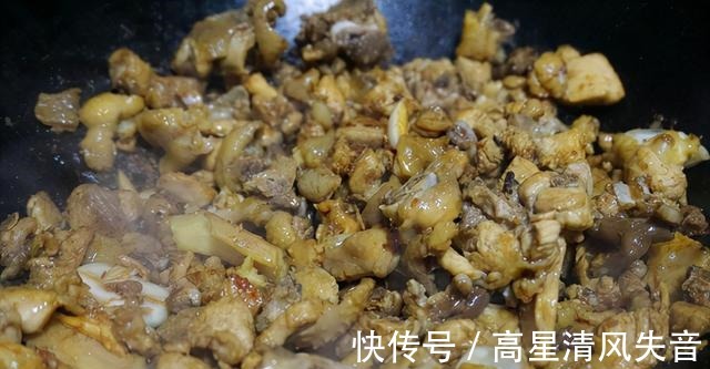 板栗营养丰富,和鸡肉搭配,鲜美又下饭!
